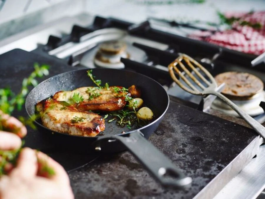 BK Bakpan Black Steel 26 Cm Plaatstaal 4 BK Bakpan Black Steel 26 Cm Plaatstaal - Afbeelding 2